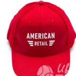 Печать логотипа «AMERICAN RETAIL» на бейсболках