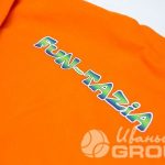 Оранжевые свитшоты с надписью «FUN-TAZIA»