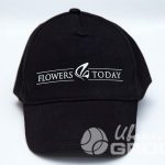 Черная бейсболка и футболка с логотипом и надписью Flowers Today