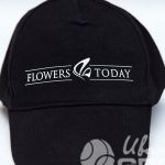 Черная бейсболка и футболка с логотипом и надписью Flowers Today