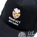 Нанесение логотипа «Мангуст доставка» на бейсболки