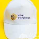 Нанесение надписи и логотипа «ЮКИ Тайсэко» на бейсболки