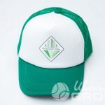 Зеленые сигнальные жилеты (для взрослых и детей) и бейсболки с надписью и лого ООО УК ИЗУМРУДНЫЙ ГОРОД