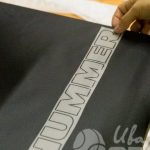 Печать надписи «HUMMER» на крой плаща
