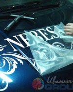 печать наклеек стикеров этикеток на автомобиль